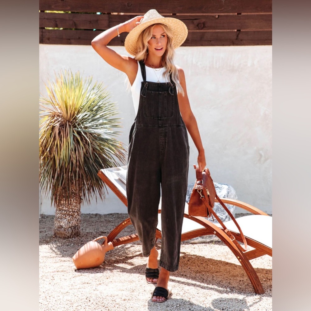 Brand new still in bag adorable overalls!💗